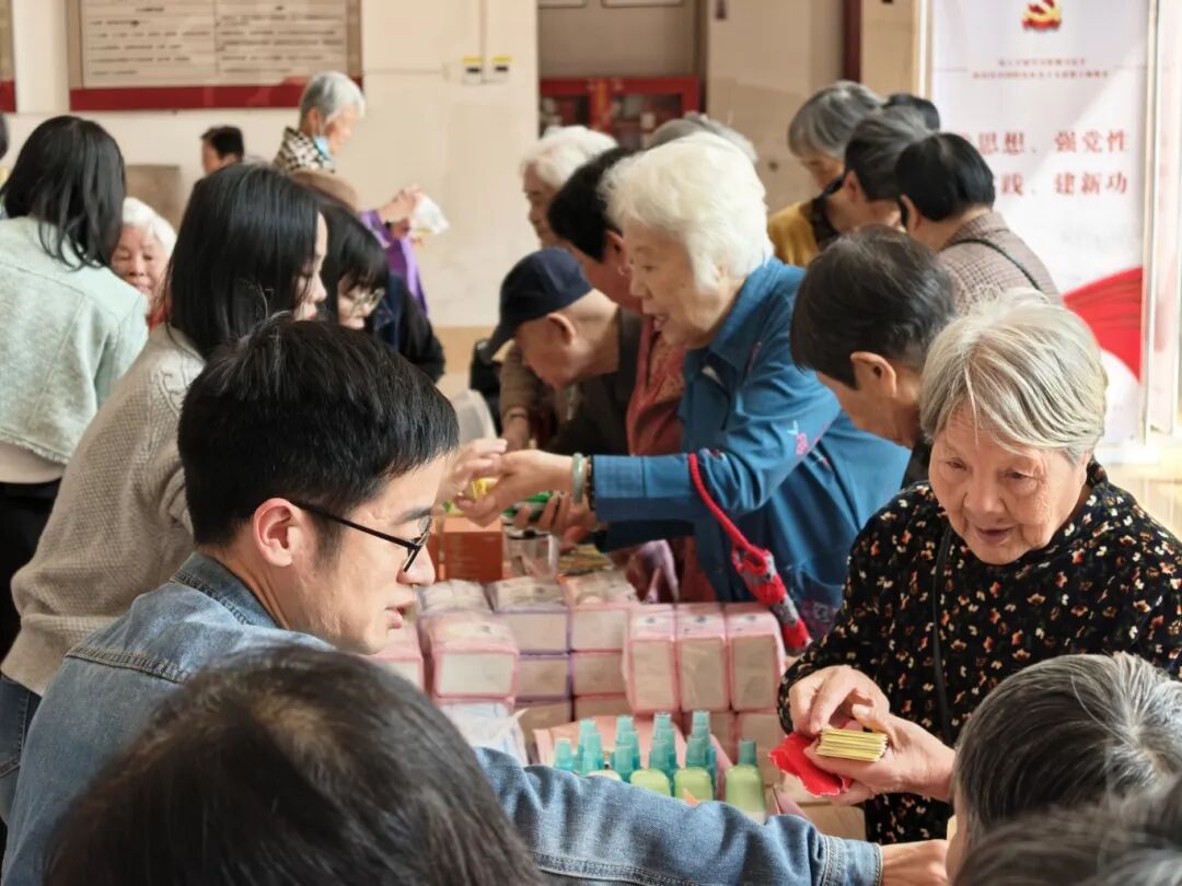 【暖心金泰】情暖金泰园?清冷沁人心——市k8凯发天生赢家集团下属企业金泰公司发展空调洗濯自愿服务主题党日活动