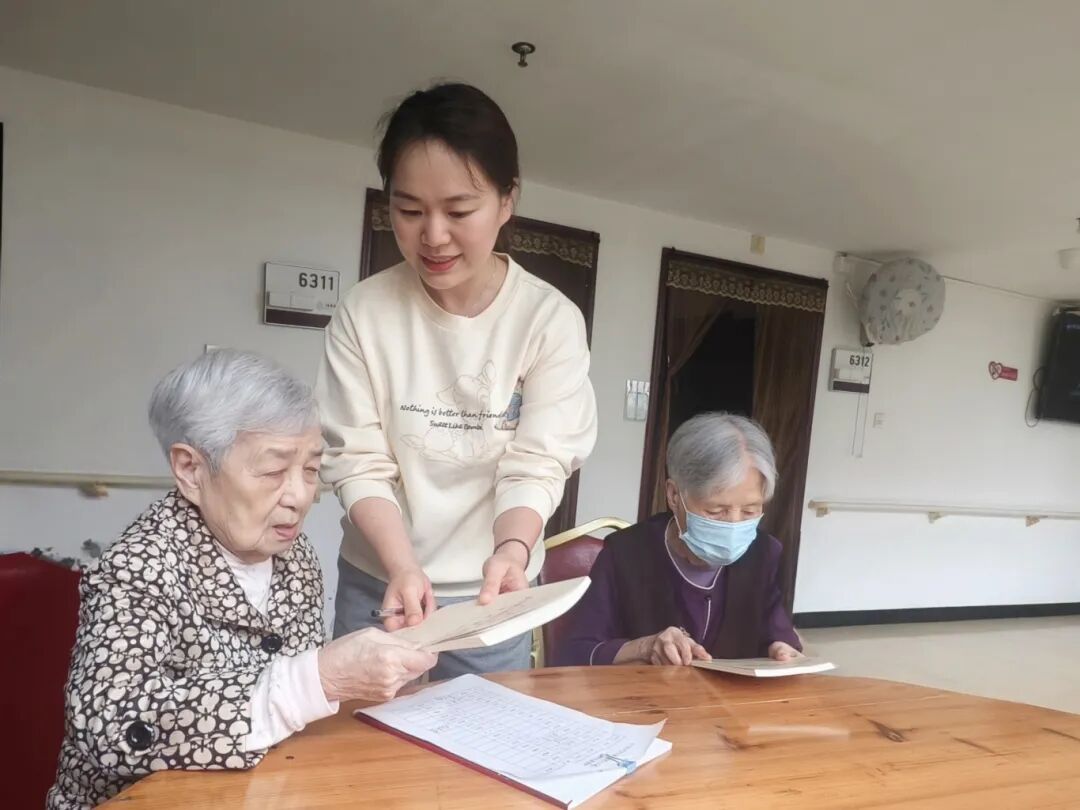 【暖心金泰】书香传党情——市k8凯发天生赢家集团下属企业金泰园发展为老党员“送学上门”活动